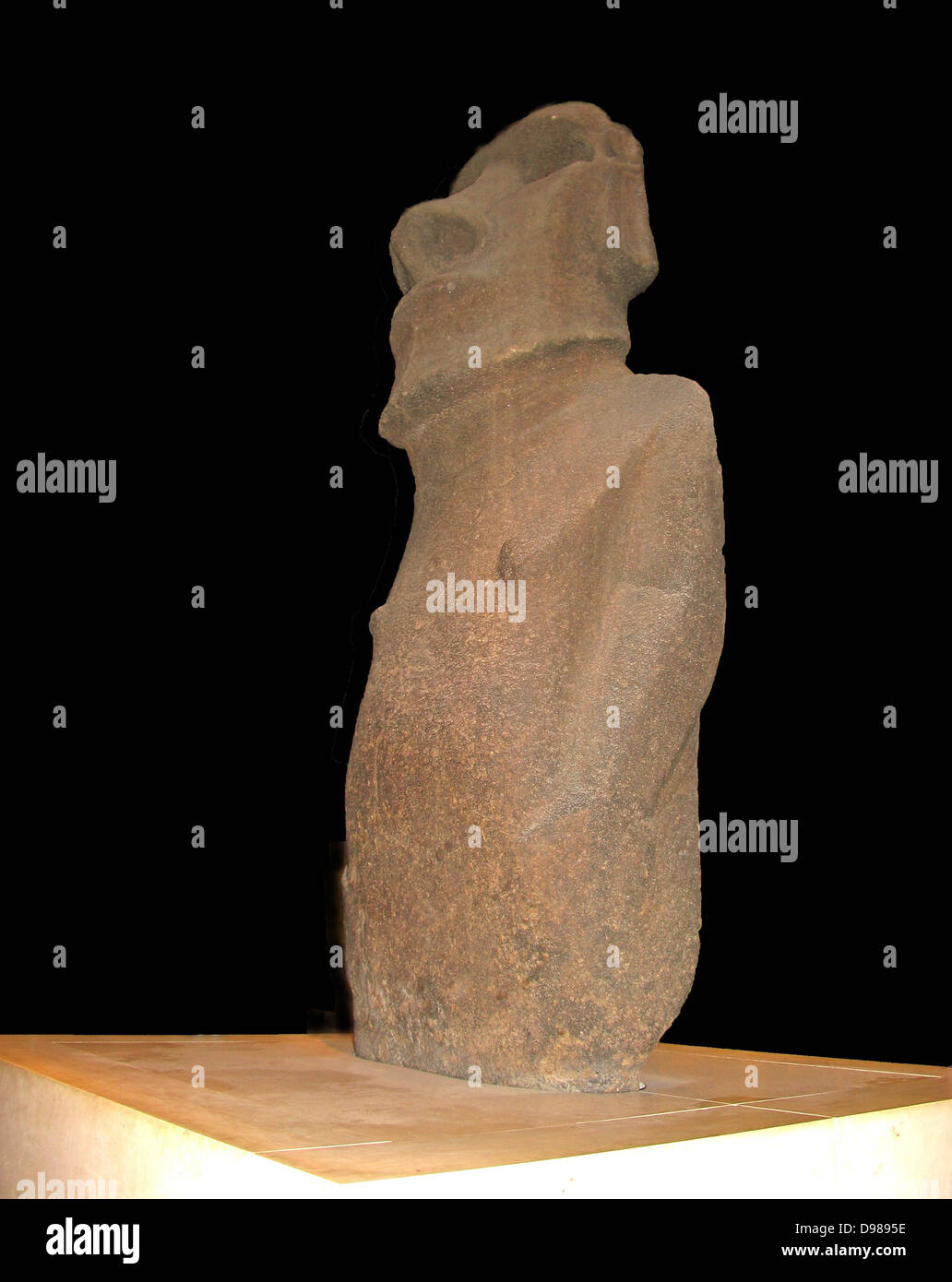Statue de basalte Hoa Hakananai appelé's (probablement de 'vol' ami ou caché). L'île de Pâques / Rap Nui, Chili (Pacifique Sud), à environ 1400. Cette statue, représentant une figure ancestrale, était peut-être affichées pour la première fois à l'air libre. Il a ensuite déménagé dans une maison en pierre à Orongo, le centre d'un culte birdman. Banque D'Images