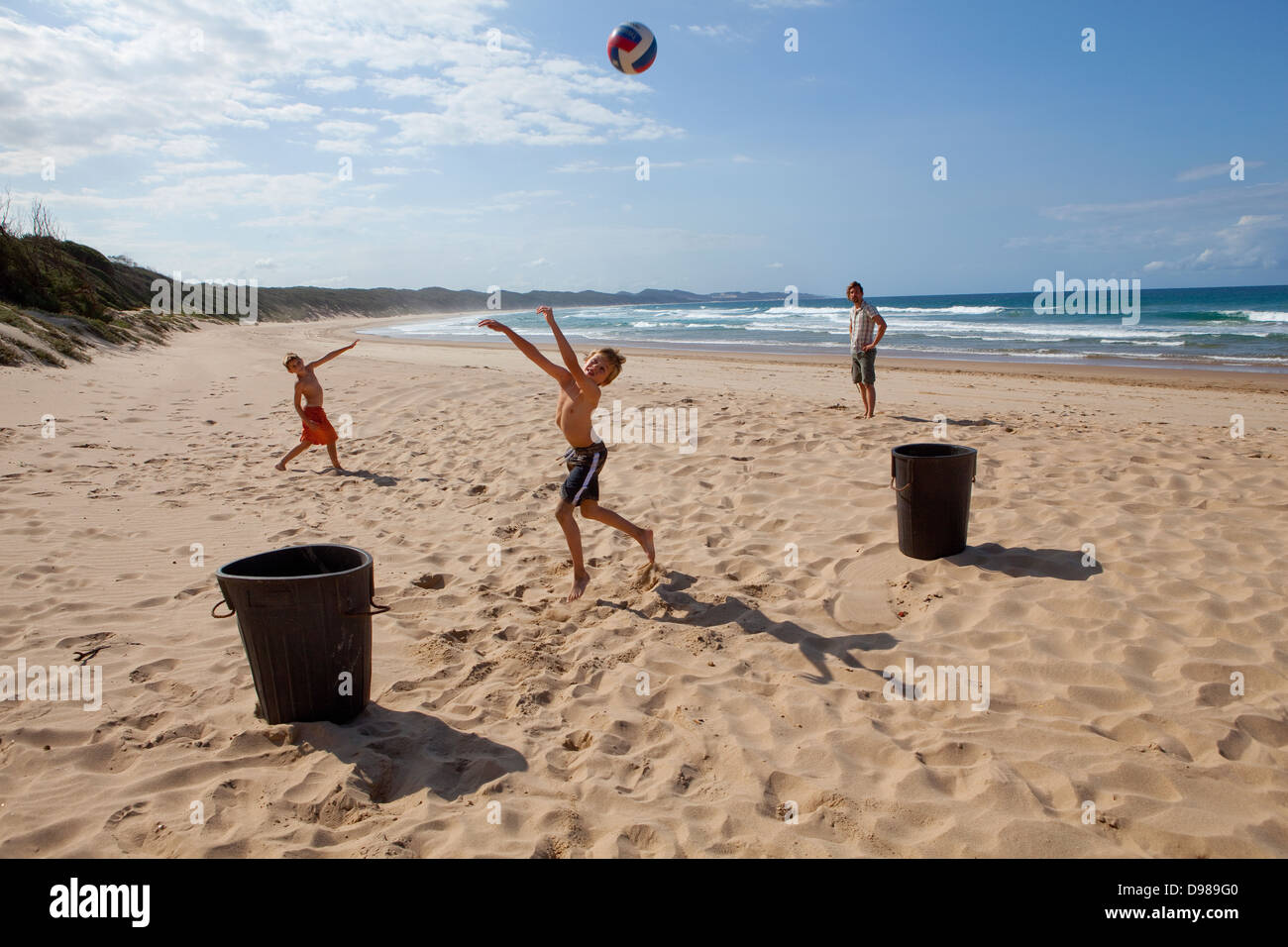 Jouer avec une balle sur les plages préservées de la zone humide d'Isimangaliso, parc de St Lucia, Afrique du Sud Banque D'Images