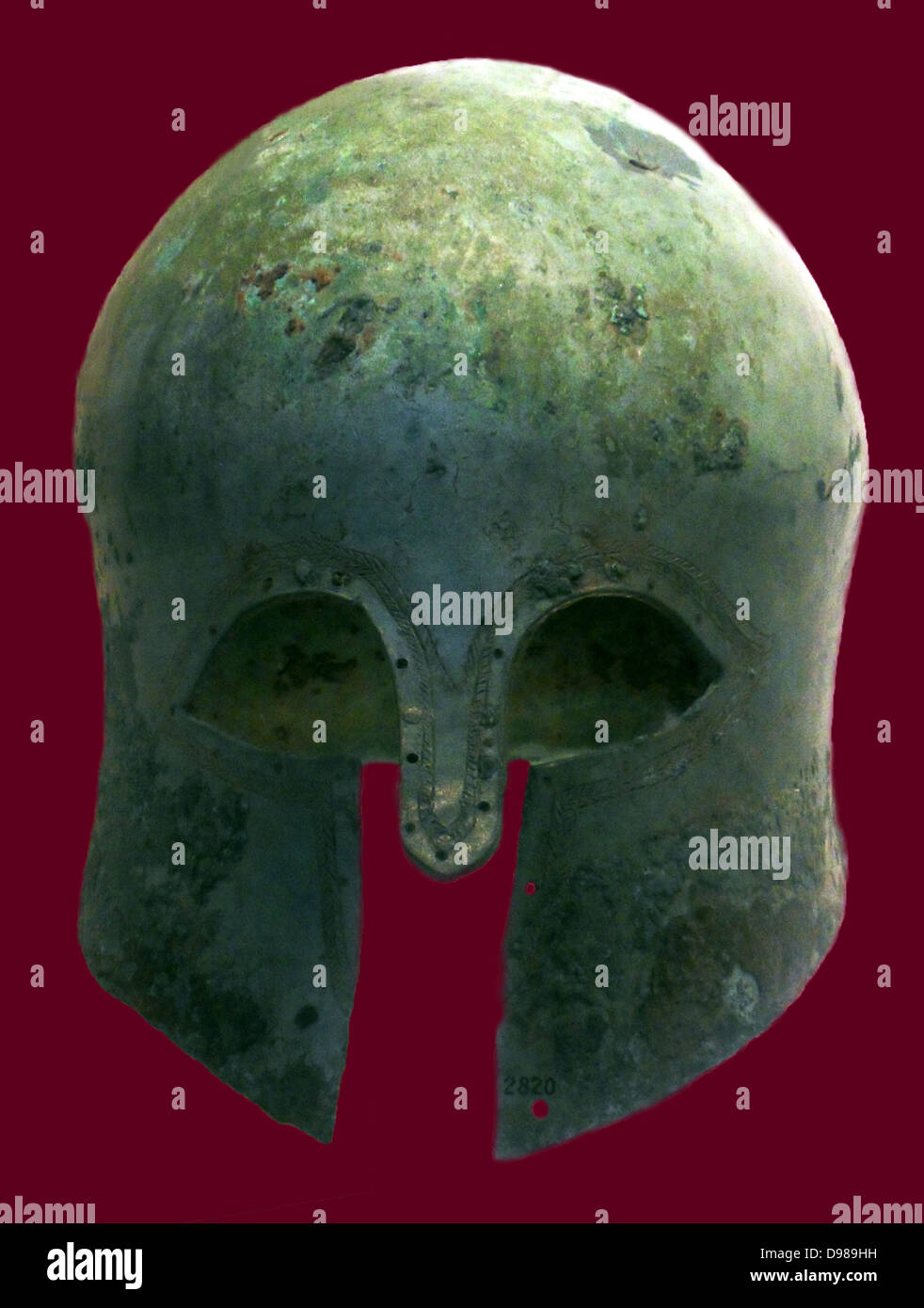 Casque de Bronze Grec, autour de 460 avant J.-C., le centre-sud de la Grèce. Les villes-Etats de la Grèce étaient souvent soit uni contre un ennemi commun ou en guerre les uns avec les autres. Par le cinquième siècle avant J.-C., un élément clé dans la guerre étaient les groupes d'hoplites, soldats lourdement armés, dont le nom dérivé de l'hopla ou bouclier rond. Chaque ville-état a été défendu par ses propres citoyens et les hoplites étaient habituellement les hommes riches, comme l'équipement était cher. Banque D'Images
