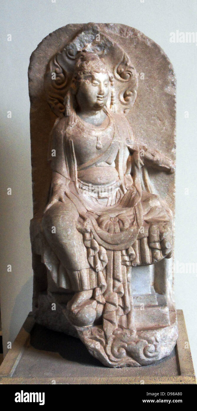 Le bodhisattva Avalokiteshvara Tibet, 18e-19e siècle. Cette forme (à quatre bras populaires du bodhisattva de la Compassion, connu comme Sadakshri, vient probablement de l'Est du Tibet, un fait déduit par le traitement d'inspiration chinoise de la draperie découlant de la figure à la base. Banque D'Images