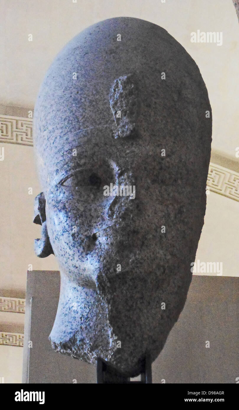 Tête d'une statue colossale du Roi Amenhotep III 1391-1353 av. J.-C. (18e dynastie), du grand Émir de son temple funéraire à Thèbes Banque D'Images