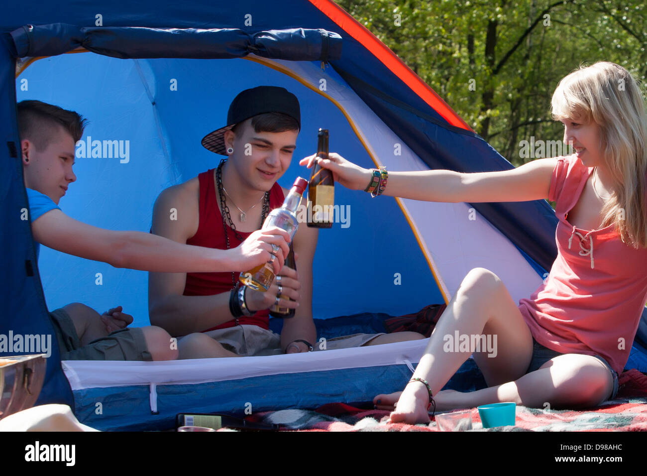 Les jeunes adolescents s'amuse sur un camping. Banque D'Images