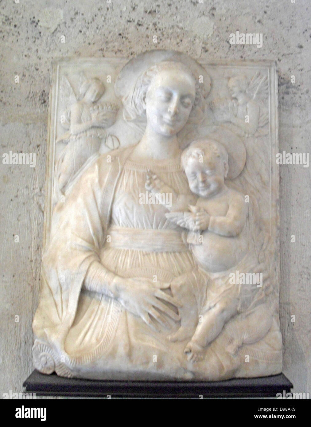 L'Italie du nord, fin du xve siècle. Le Christ soutenu par deux anges Marie avec saint Jérôme et saint Marc ci-dessus. Bas-relief. Banque D'Images