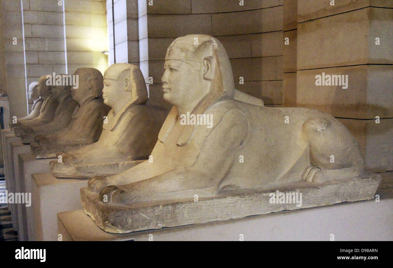 Six sphinx qui bordaient l'allée menant au Serapeum à Saqqara Banque D'Images