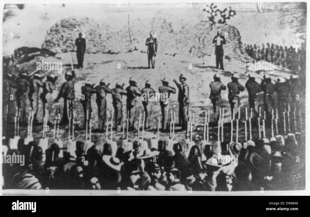 L'exécution de l'Empereur Maximilien I du Mexique avec ses généraux Miguel Miramón et Tomas Mejia par peloton d'exécution, le 19 juin 1867. Maximilian (1832-1967) est né l'archiduc Ferdinand Maximilien Joseph d'Autriche et est proclamé empereur du Mexique le 10 avril 1864 avec le soutien de Napoléon III de France. Peu d'affaires de gouvernement ont reconnu son régime, qui a été également le cas avec les libéraux. Le conflit qui s'ensuit a pris fin avec l'exécution de l'empereur. Photographie. Banque D'Images