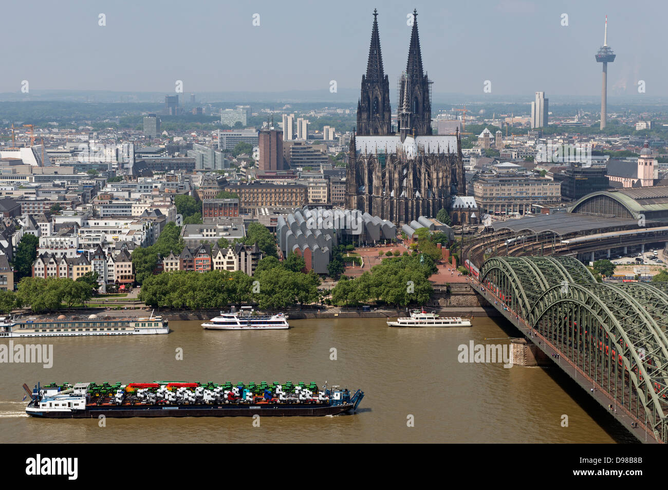 Rhin Cologne avec une grande barge 'Vera' un service roulier transportant les tracteurs et les camions Banque D'Images