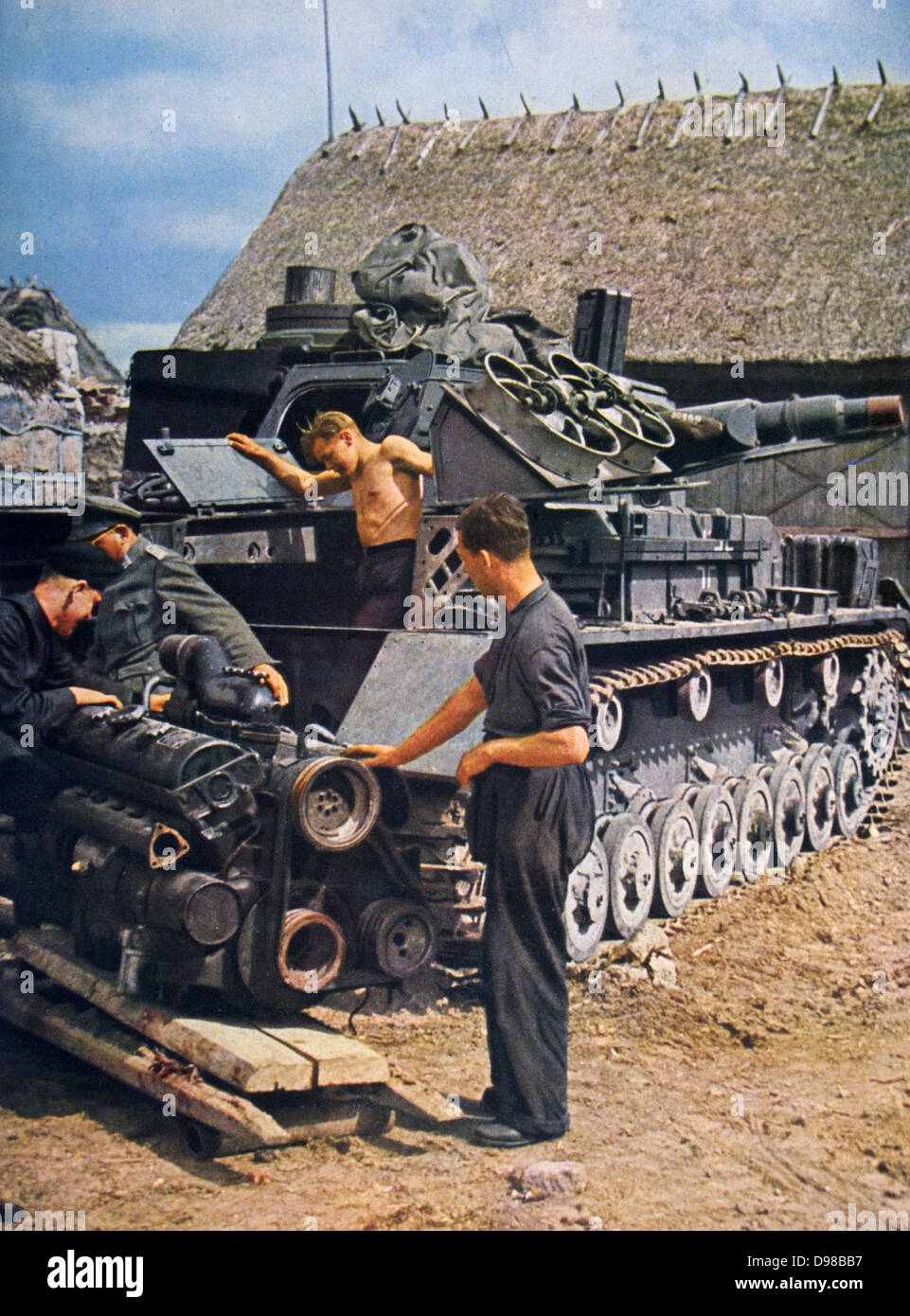 La Deuxième Guerre mondiale, 1939-1945 : armée allemande mécaniciens travaillant sur un réservoir. À partir de 'Signal', avril 1943, revue de propagande allemande produite par la Wehrmacht. Guerre, militaire, mécanisée Banque D'Images