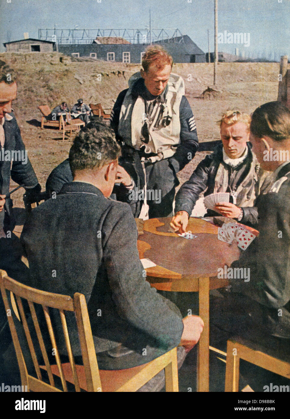 La Deuxième Guerre mondiale, 1939-1945 : les pilotes de chasse allemands dans le nord de la France se détendre et jouer aux cartes en attendant leur prochaine mission. À partir de 'Signal', avril 1943, revue de propagande allemande produite par la Wehrmacht. Banque D'Images