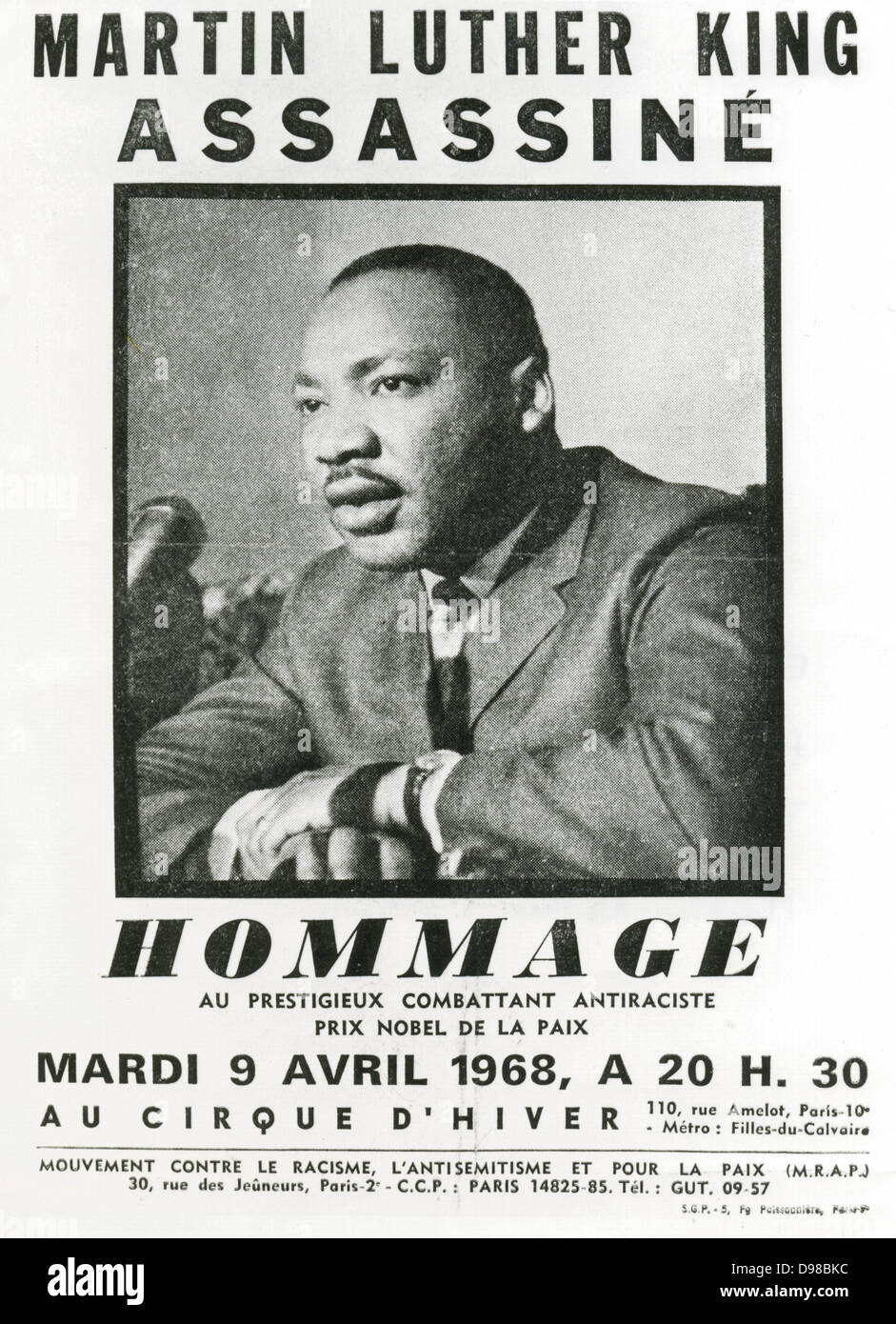 Martin Luther King junior. (1929-1968) Ministre baptiste américaine et leader des droits civiques des Noirs : Reçoit Le Prix Nobel de la paix, 1964. Poster par le Mouvement contre le racisme et pour la paix (MRAP) L'annonce d'une réunion à Paris en hommage de sa vie quelques jours après son assassinat le 4 avril 1968. Banque D'Images