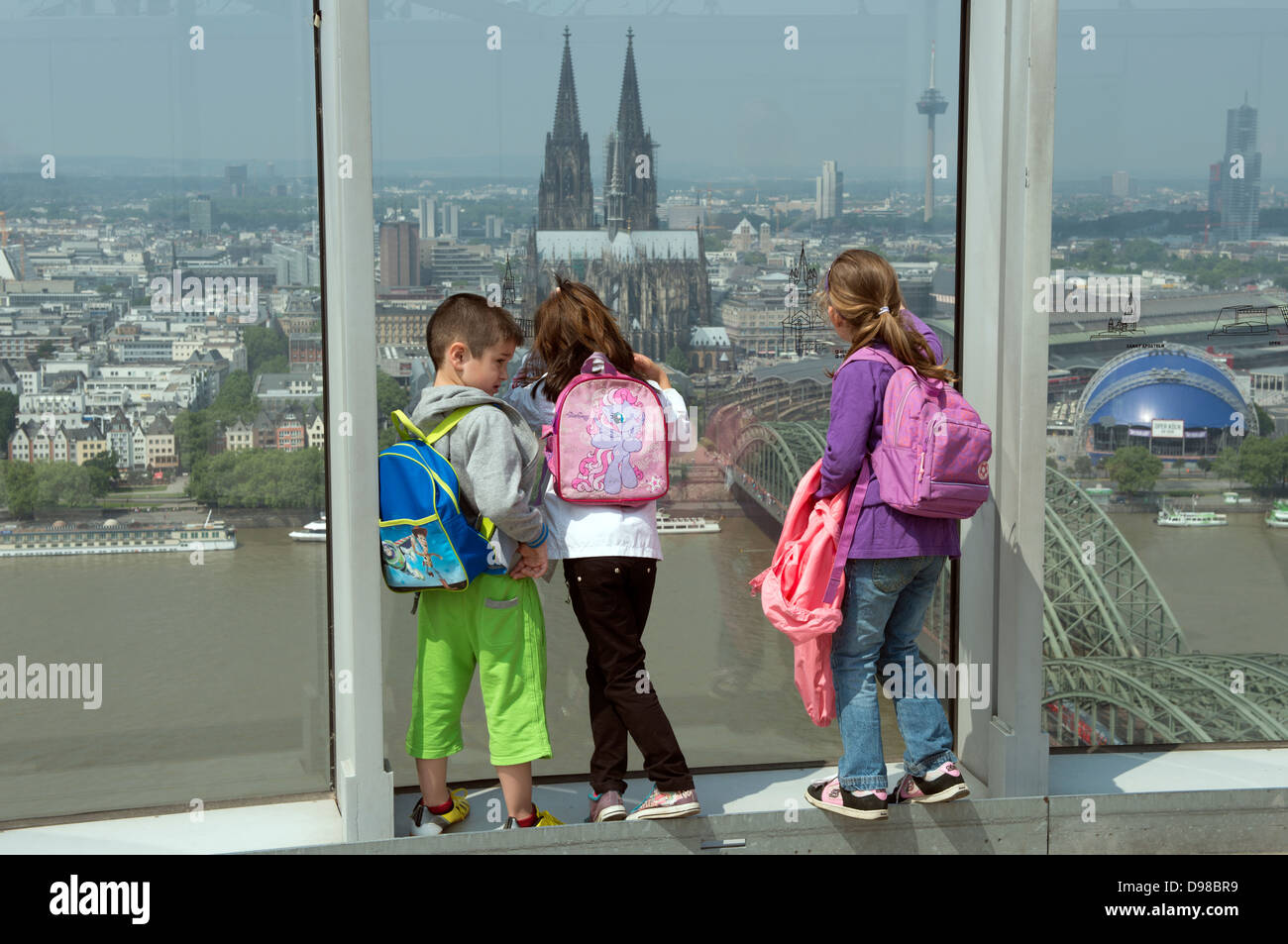 Les enfants de l'école sur une visite de la plate-forme d'observation de la construction de Triangle, Cologne, Allemagne. Banque D'Images