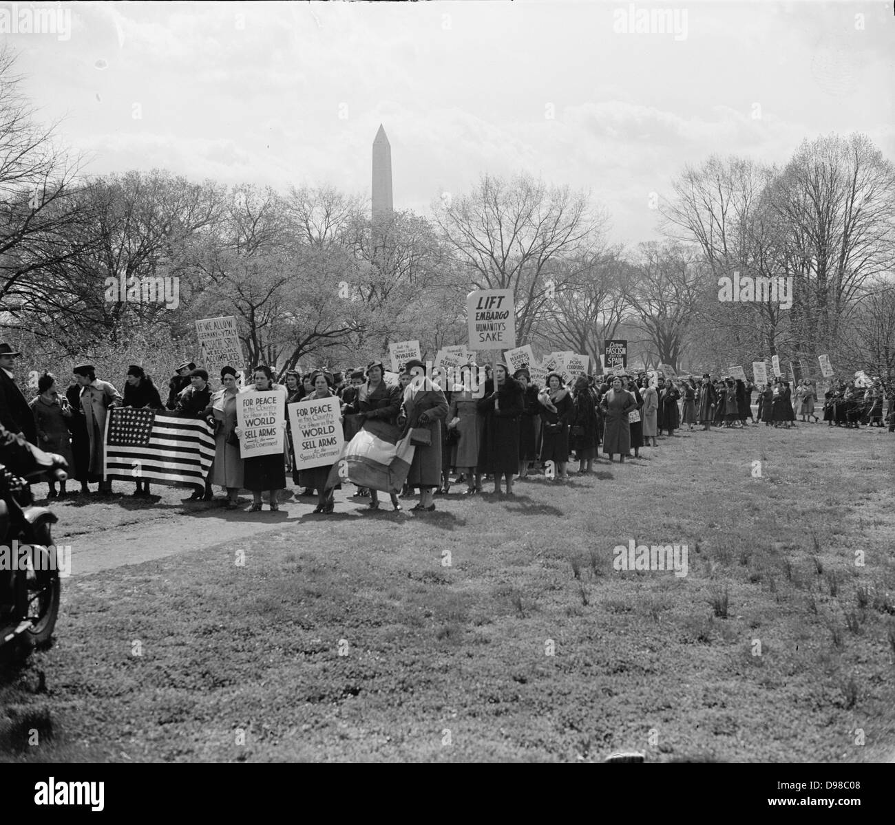 La femme espagnole pour protester contre l'État. Washington, D.C., le 4 avril. Trois mille femmes nées à partir de l'espagnol grandes villes de l'Est, dirigée par la veuve d'un Américain tué de la guerre civile en Espagne, ont marché sur le département d'État aujourd'hui où ils ont fait une demande officielle de "iam cohelo l'embargo sur les armes contre le gouvernement démocratiquement élu de l'Espagne'. La veuve qui a dirigé la délégation était Mme Ernestina Gonzales, PH.D. et ancien directeur de la bibliothèque de l'Université de Madrid, 4/4/38 Banque D'Images