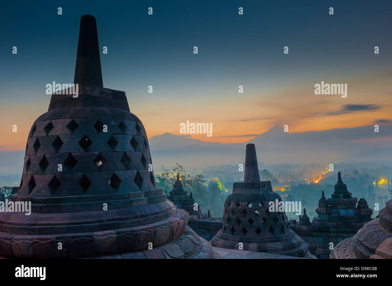 Temple de Borobudur au lever du soleil, Java, Indonésie Banque D'Images