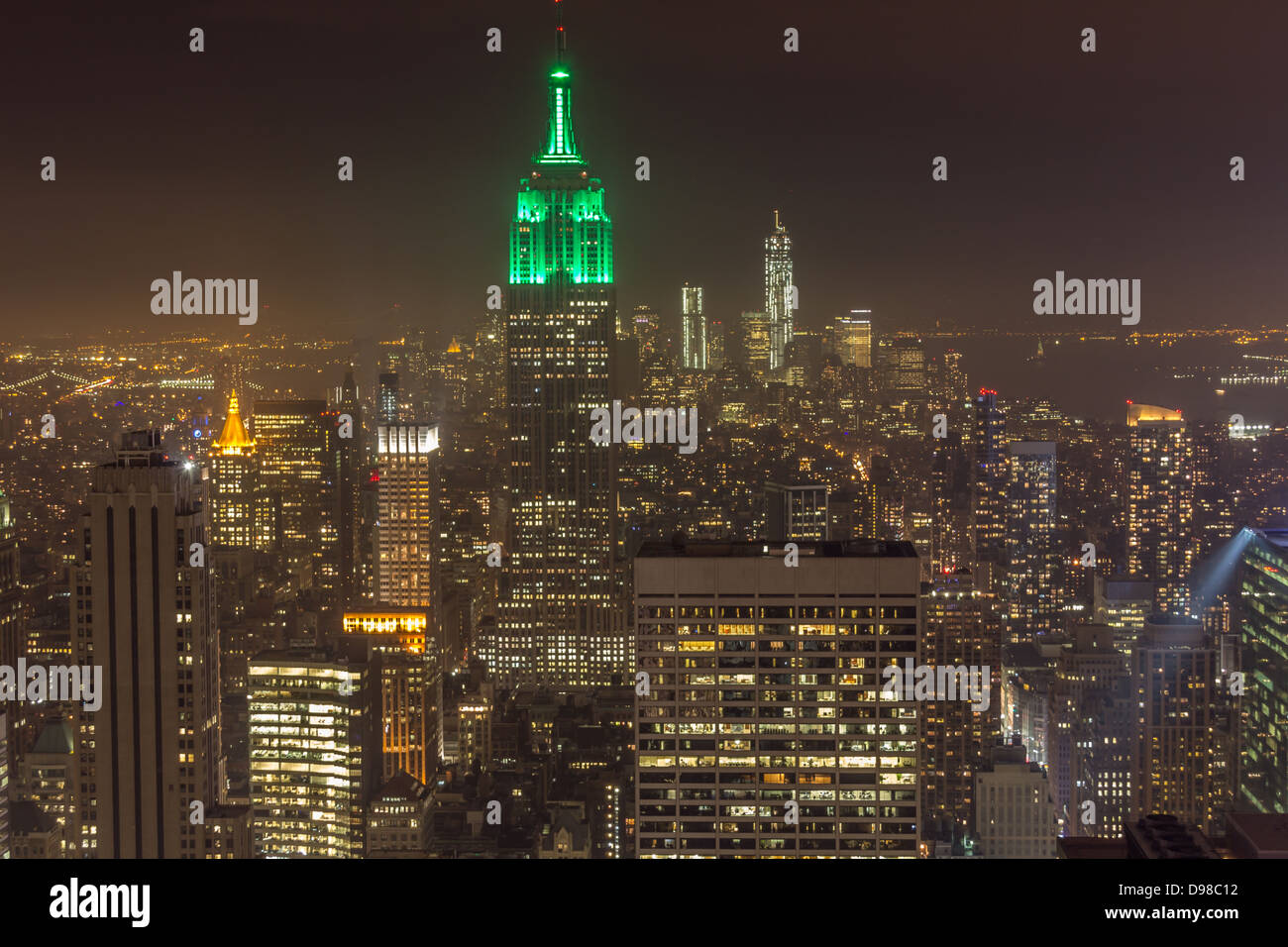 L'Empire State Building est à 102 étages[7][8][9][note 2] gratte-ciel situé à Midtown Manhattan, New York City, sur la 5e Avenue Banque D'Images
