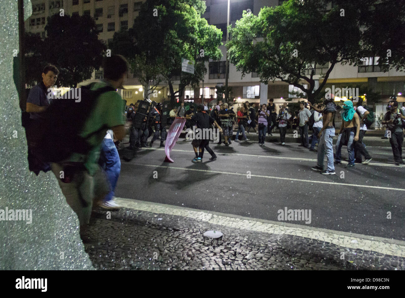 Les manifestants se heurtent à la police au cours d'une action contre l'augmentation des tarifs de bus à Rio de Janeiro. C'était la 4ème manifeste (13/06/13) Banque D'Images