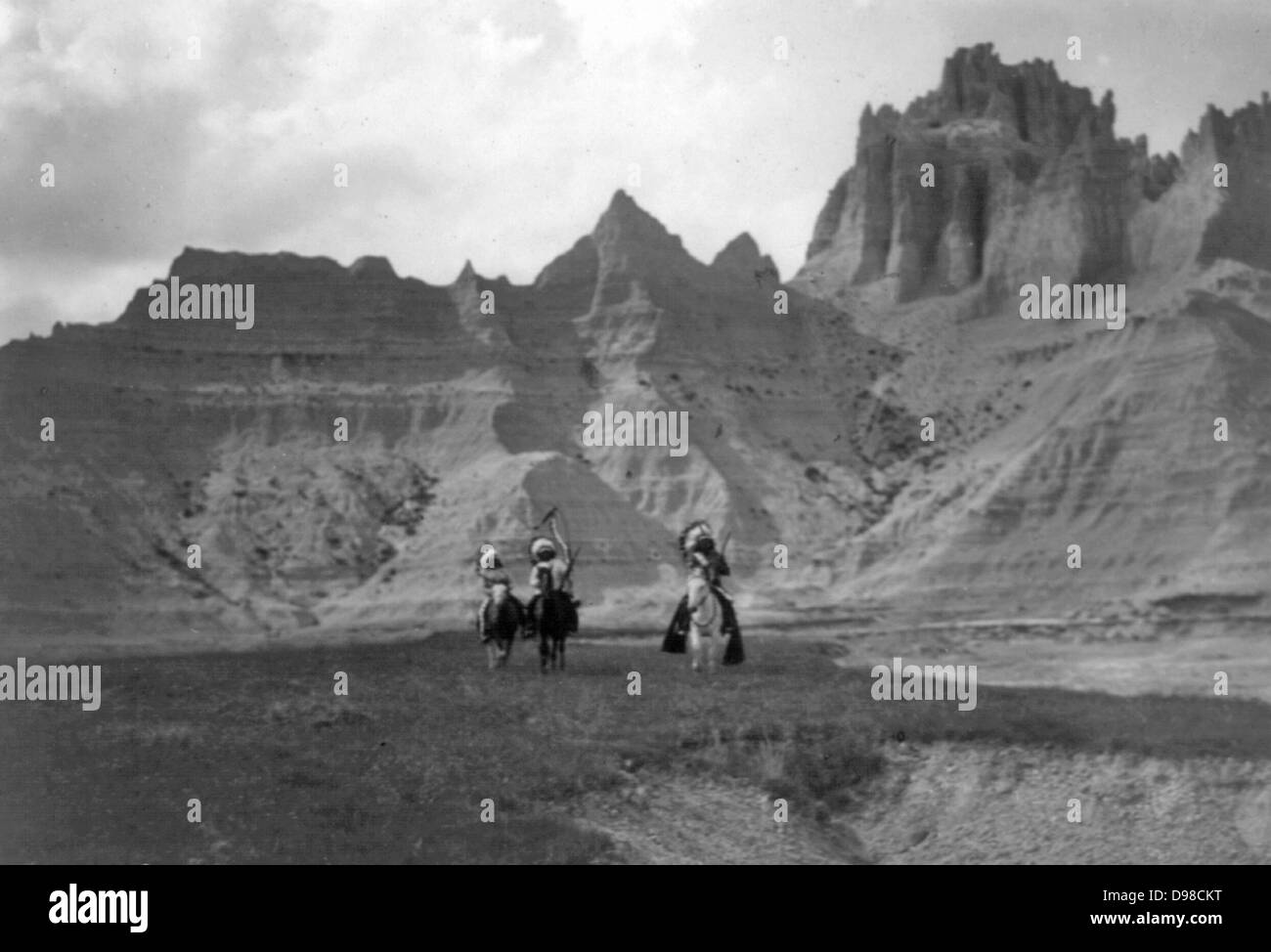 Trois Indiens à cheval, montagnes en backgrouand. c1905. Photographie, Edward Curtis (1868-1952). Banque D'Images