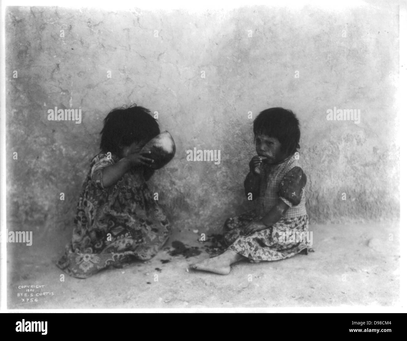 Les enfants Hopi manger un melon, c1903. Photographie, Edward Curtis (1868-1952). Banque D'Images