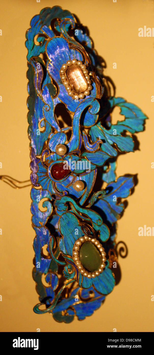 De l'ornement de cheveux en filigrane doré, pierres semi-précieuses et Kingfisher plume. Japanese Banque D'Images