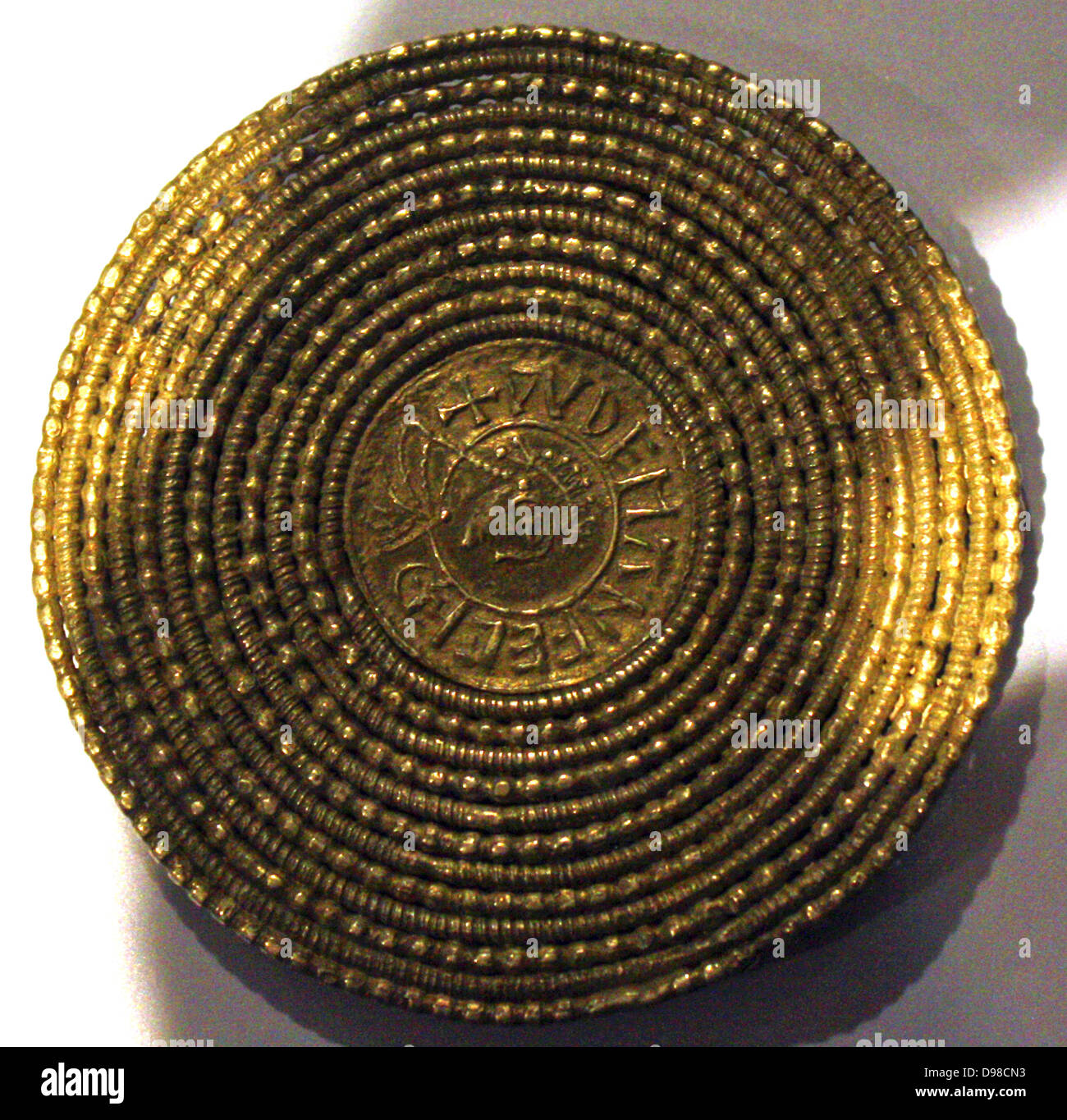 La broche de Canterbury. Broches ont été connus comme dalc ou spennels pour les Anglo-Saxons. Ils étaient surtout portés par les femmes, surtout entre AD450-650. Les femmes portent des broches par paires afin de fixer leurs robes, alors que seul broches étaient probablement utilisés pour fixer le capes. Banque D'Images