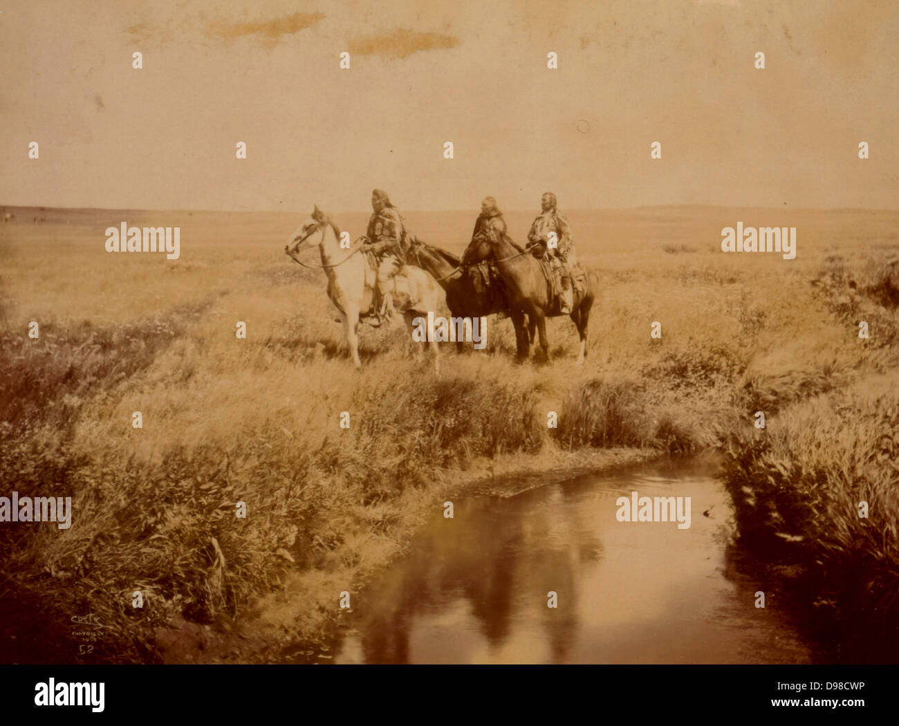 Les Piégans trois hommes à cheval dans la prairie près de l'étang, c1900. Photographie, Edward Curtis (1868-1952). Banque D'Images