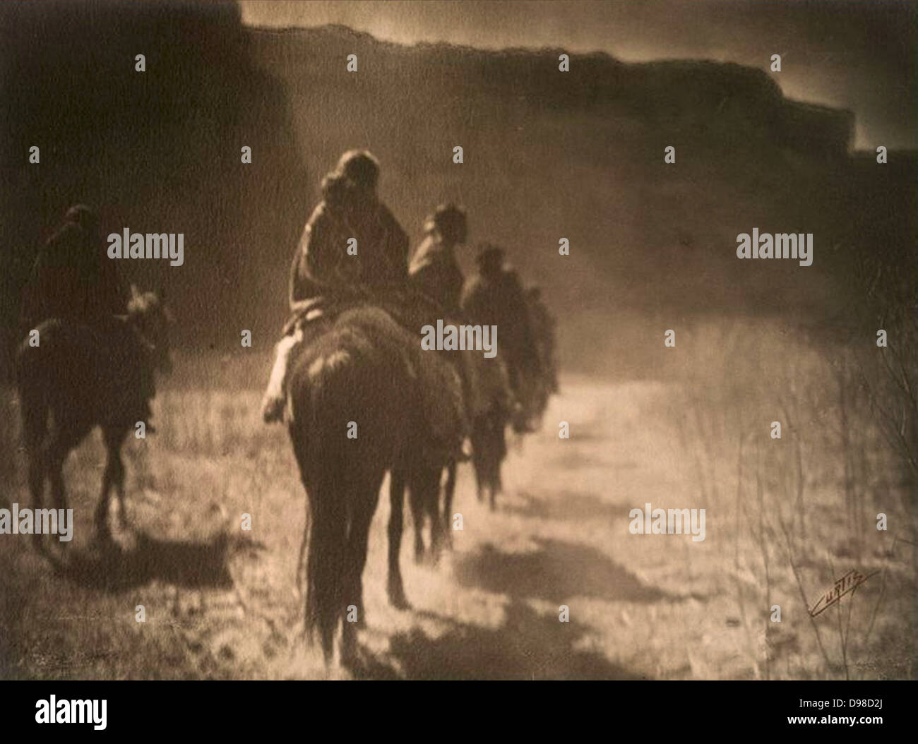Native American Indians : The Vanishing race : un groupe d'équitation Navajo monté dans la distance. c1904. Photographie, Edward Curtis (1868-1952) nAVAJO. Banque D'Images