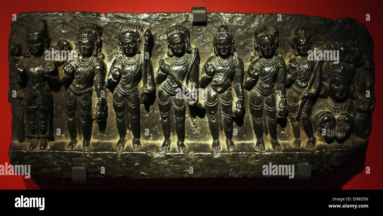 Les divinités planétaires. Pierre, l'Est de l'Inde, 1000-1200. Images des neuf divinités planétaires (navagraha) apparaissent souvent sur les linteaux des portes des temples d'Inde du nord, de protéger le sanctuaire et ses visiteurs des influences mauvaises. Les déités comprennent le Soleil, Lune, Mercure, Vénus, Mars, Jupiter et Saturne, ainsi que Rahu et Ketu qui contrôlent les éclipses lunaires et solaires. Banque D'Images