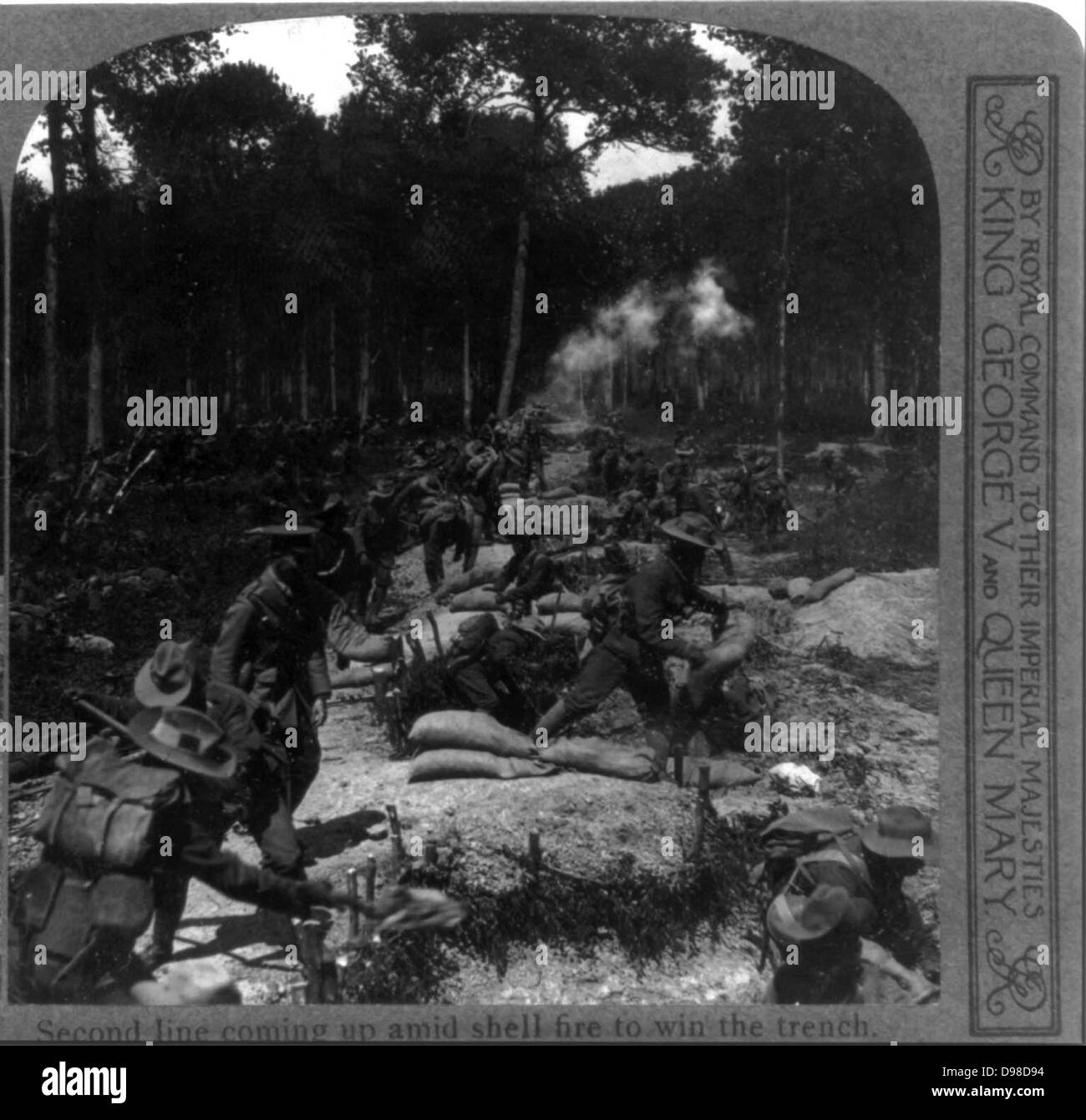 Deuxième ligne à venir sous des tirs d'obus d'obtenir une tranchée. Soldats britanniques lors de la Première Guerre mondiale, 1916. Banque D'Images