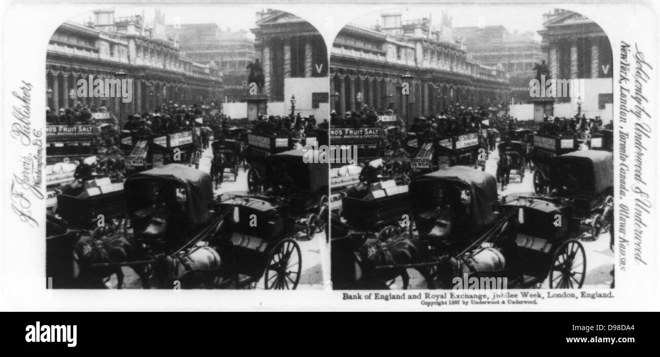 La circulation à cheval en dehors de la Royal Exchange et la Banque d'Angleterre au cours de la semaine du Jubilé à Londres pour célébrer le Jubilé de diamant de la reine Victoria marquant les 60 ans de son règne. Photogaph. Banque D'Images
