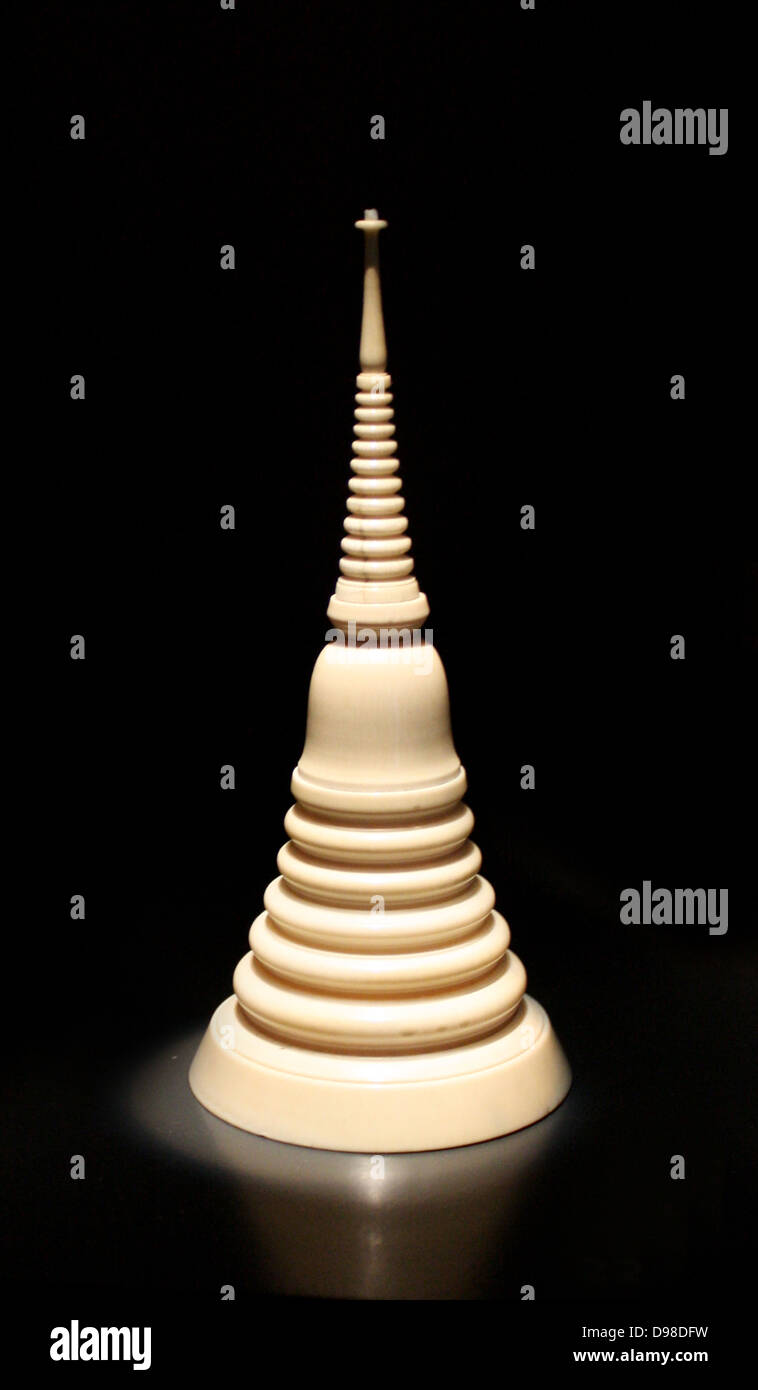 Stupa de l'ivoire, modèle des années 1800, la Thaïlande, l'ivoire sculpté. Un stupa est un monticule-comme la structure contenant des reliques Bouddhistes. Stupa de modèles sont vendus à des sanctuaires bouddhistes à prendre accueil par les pèlerins. Banque D'Images