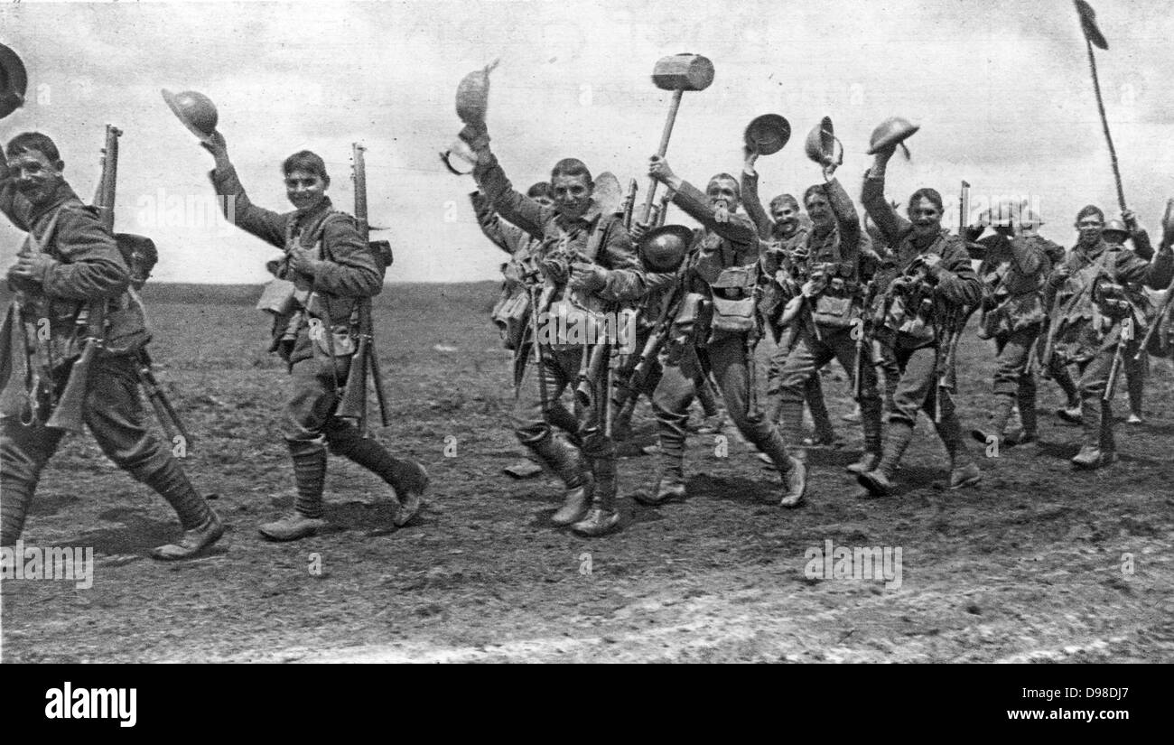Des soldats de la Worcester Regiment (29ème/36e pied) entrer en action en c1915 au cours de la Première Guerre mondiale. Banque D'Images