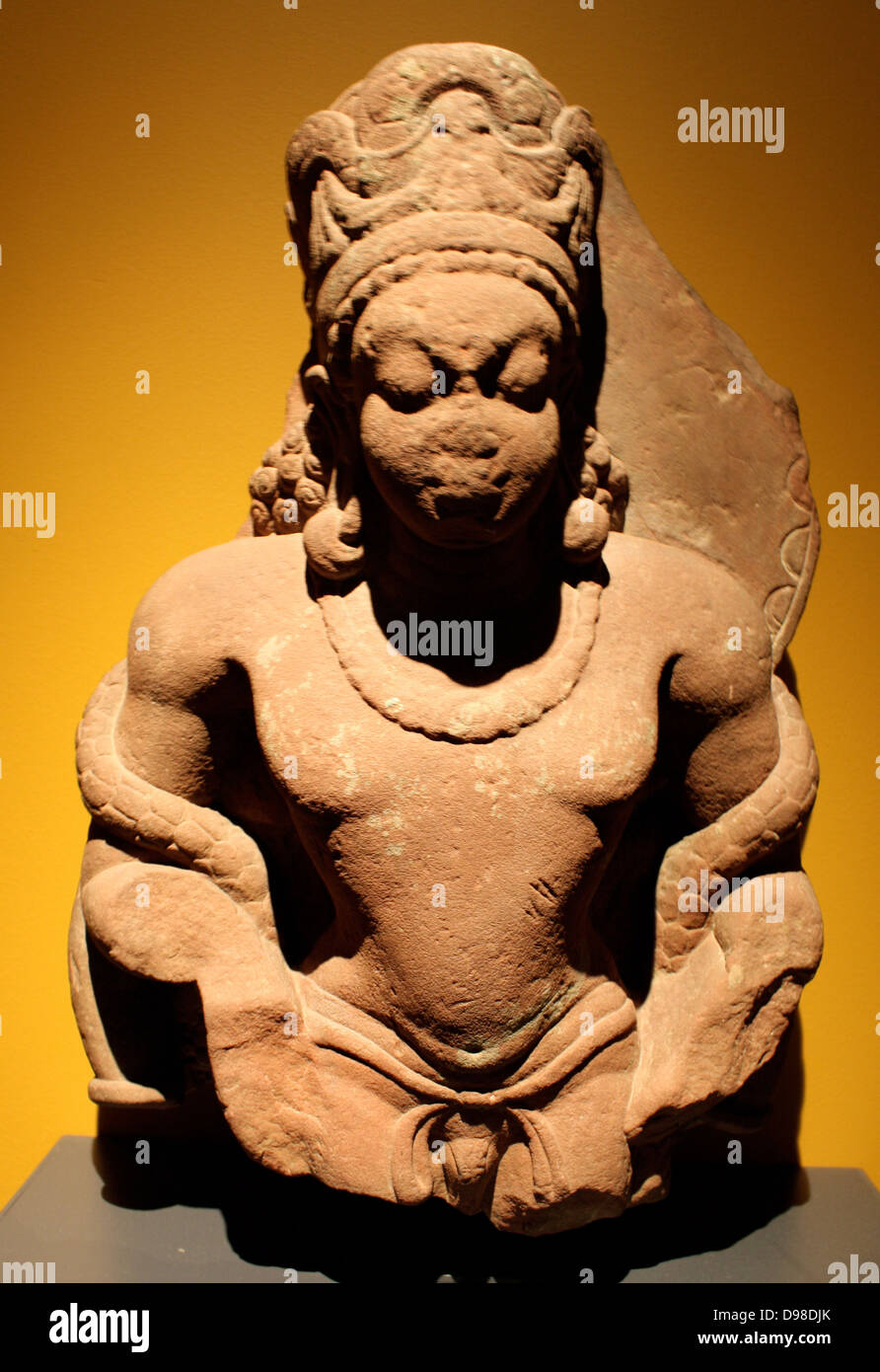 Vishnu. Mathura. Annonce 300-400. Le grès. En ce début d'image style Gupta, Vishnu est représenté comme un quatre bras, la figure princière portant une couronne, guirlande et bijoux. Banque D'Images