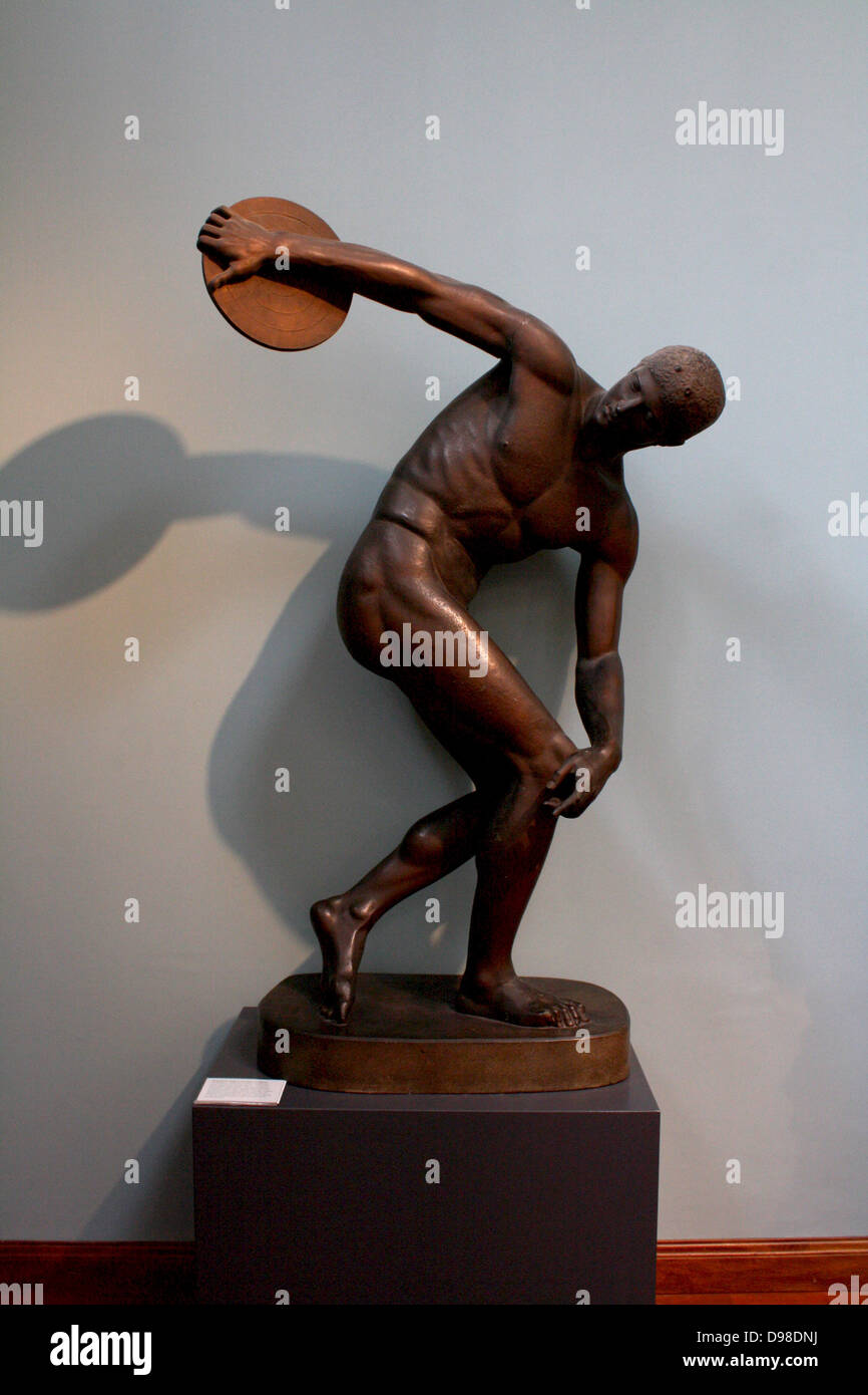 Diskobolos (lanceur de disque) de Myron. Un athlète est enroulé dans un memontary, pose, sur le point de lancer le disque - l'une des cinq épreuves du pentathlète. Le cast combine une statue sans tête de la Villa d'Hadrien à Tivoli et la tête d'une statue trouvée à Rome. Copié en étroite collaboration d'une statue de bronze perdu par le Victor, sculpteur athénien Myron, active c 460-440 BC. Banque D'Images