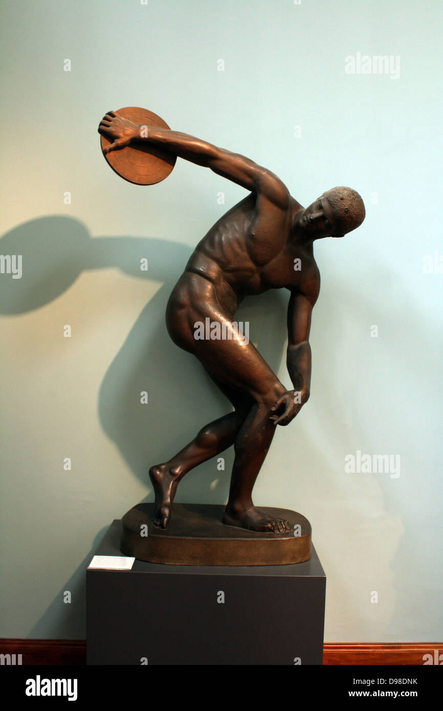 Diskobolos (lanceur de disque) de Myron. Un athlète est enroulé dans un memontary, pose, sur le point de lancer le disque - l'une des cinq épreuves du pentathlète. Le cast combine une statue sans tête de la Villa d'Hadrien à Tivoli et la tête d'une statue trouvée à Rome. Copié en étroite collaboration d'une statue de bronze perdu par le Victor, sculpteur athénien Myron, active c 460-440 BC. Banque D'Images