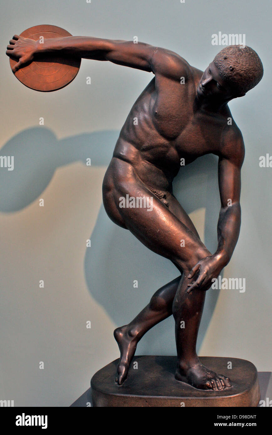 Diskobolos (lanceur de disque) de Myron. Un athlète est enroulé dans un memontary, pose, sur le point de lancer le disque - l'une des cinq épreuves du pentathlète. Le cast combine une statue sans tête de la Villa d'Hadrien à Tivoli et la tête d'une statue trouvée à Rome. Copié en étroite collaboration d'une statue de bronze perdu par le Victor, sculpteur athénien Myron, active c 460-440 BC. Banque D'Images