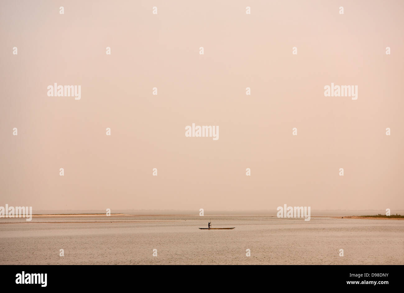 Afrique Sénégal Afrique de l'Ouest l'île de Fadiouth avec pêcheur canoe (Pirogue) Banque D'Images