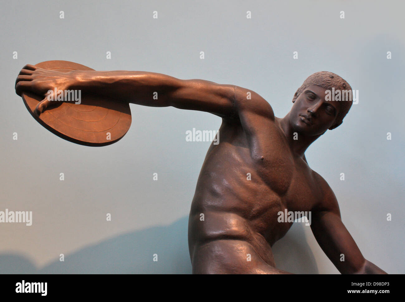 Diskobolos (lanceur de disque) de Myron. Un athlète est enroulé dans un memontary, pose, sur le point de lancer le disque - l'une des cinq épreuves du pentathlète. Le cast combine une statue sans tête de la Villa d'Hadrien à Tivoli et la tête d'une statue trouvée à Rome. Copié en étroite collaboration d'une statue de bronze perdu par le Victor, sculpteur athénien Myron, active c 460-440 BC. Banque D'Images