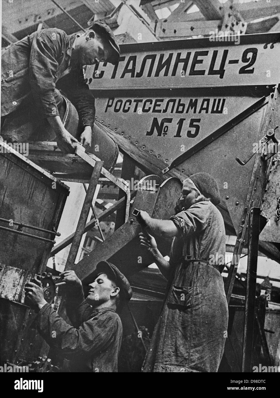 Les hommes et les femmes travailleurs dans une usine de moissonneuses-batteuses, Rostov-sur-Don, URSS, 1930-1940 Banque D'Images