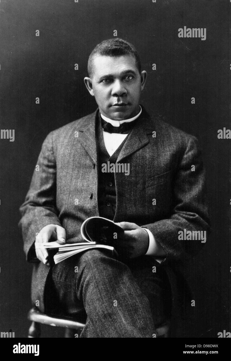 Booker T. Washington (1856-1915), éducateur et afro-américain des droits civiques. Portrait photographique de Booker assis et tenant un livre ouvert. Banque D'Images