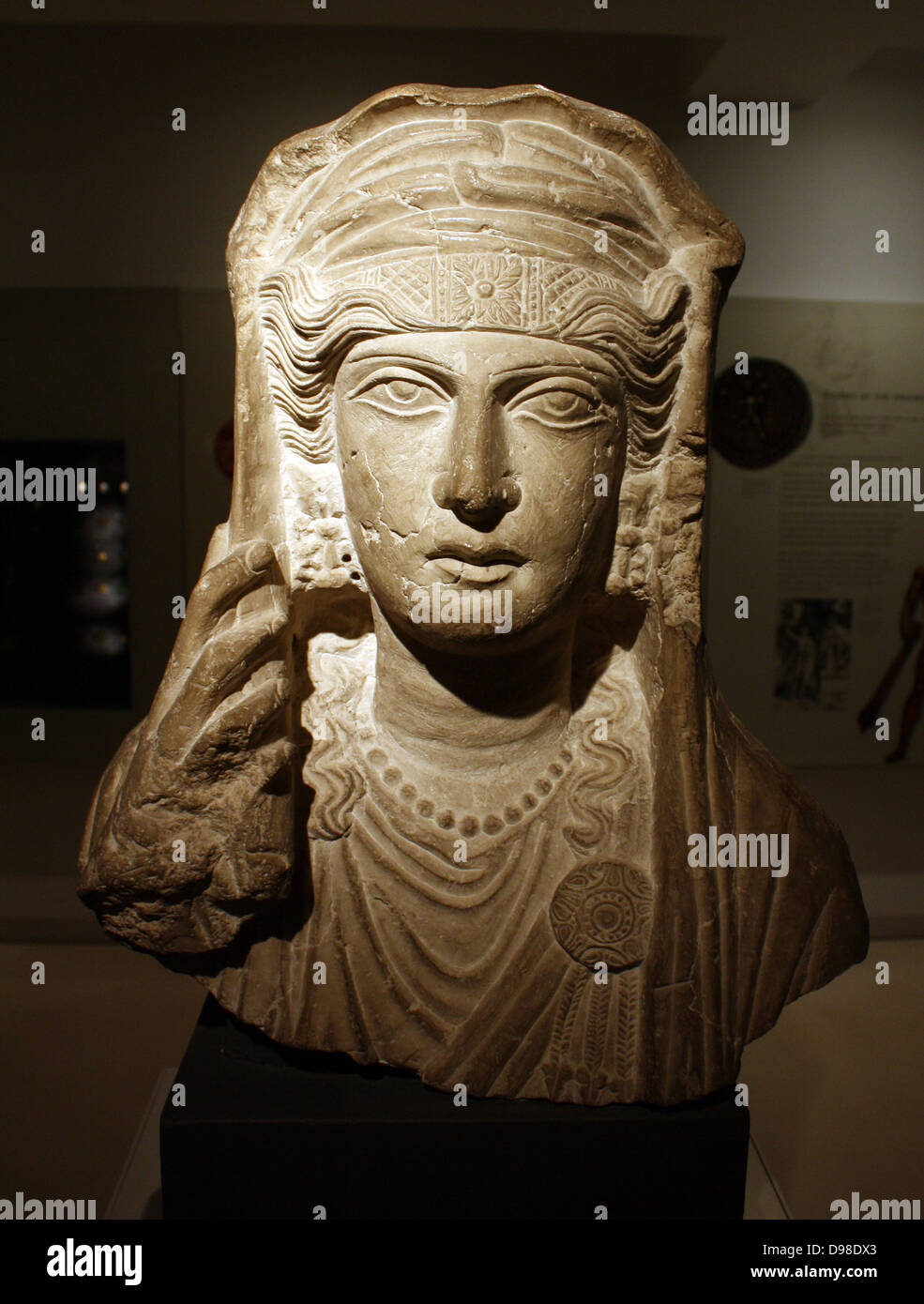 Buste de calcaire. Une femme voilée portant un chef-bande, boucles d'oreilles et collier de perles. À partir d'une série de sculptures dans un tombeau à Palmyra, Syrie, à propos d'AD 80-120. Le woman's hairstyle portraits impériale romaine imite de l'âge de Claudius et Néron (AD41-68), mais bien le bijoux est typique de la fin du siècle. Banque D'Images