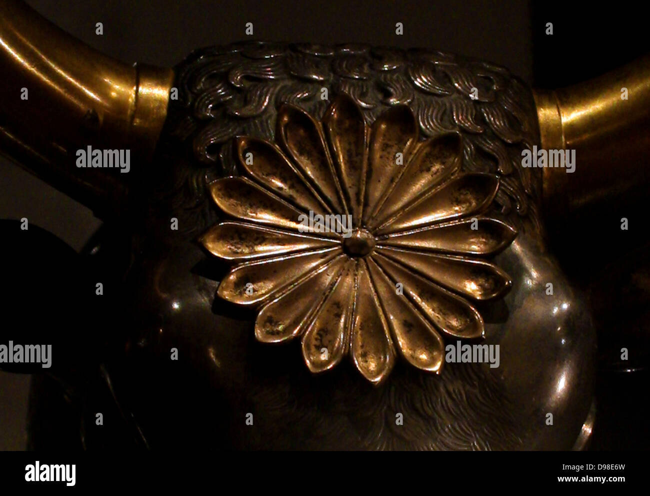 Rhyton à tête de taureau, original en argent plaqué or avec des cornes. Banque D'Images