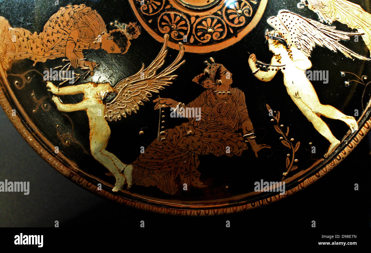 La poterie à figures rouges athénienne, Pyxis, Ve siècle avant J.-C.. Boîte de cosmétiques décorées avec les femmes d'essayer les bijoux accompagnés d'Erotes (amour dieux). Banque D'Images