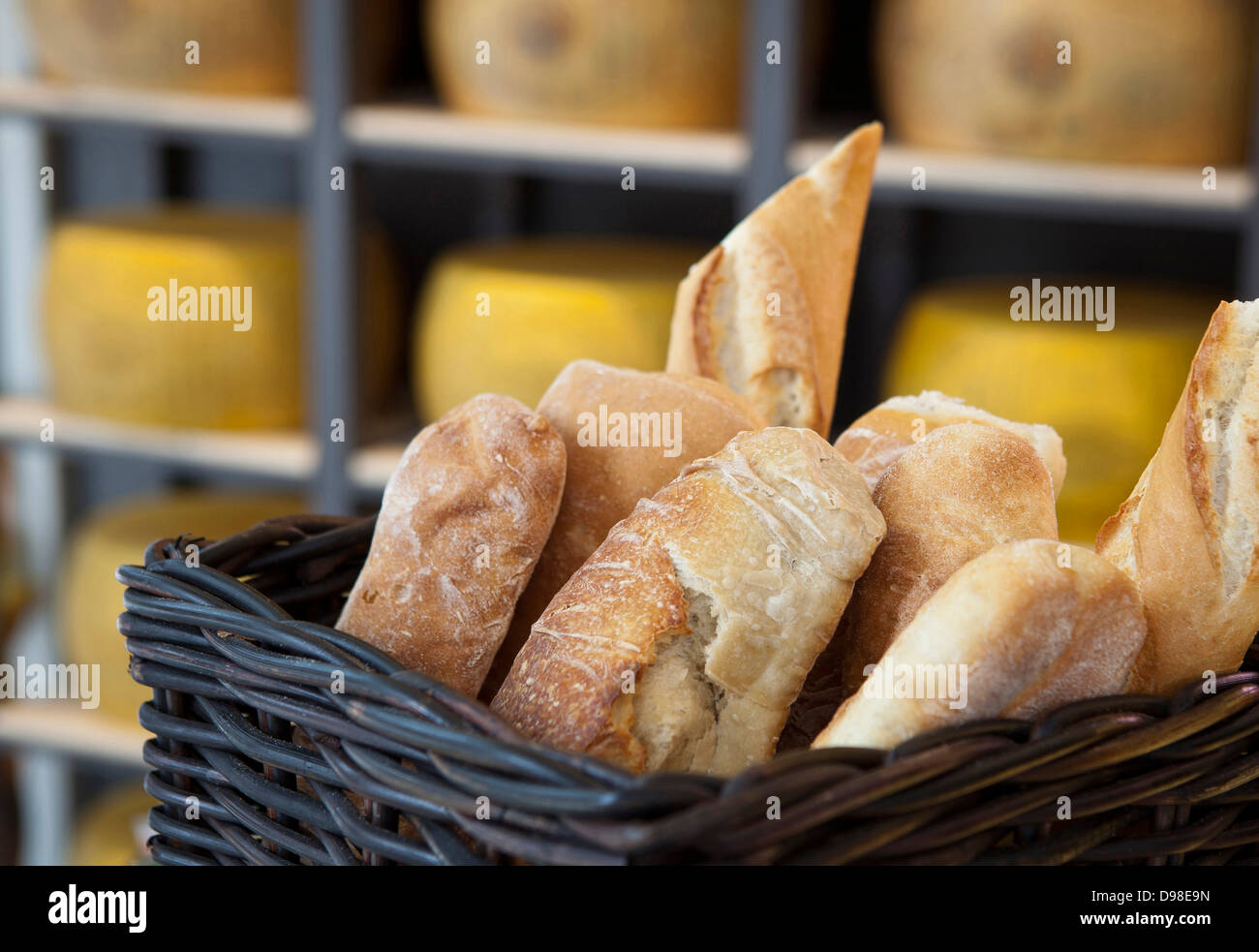 Panier de pain avec des roues de fromage dans l'arrière-plan, Spaccanapoli, London, UK Banque D'Images