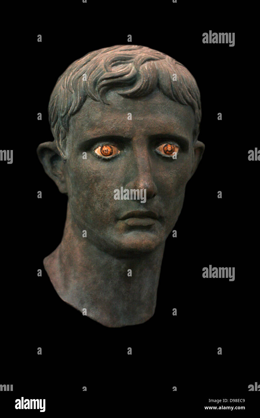 Relief funéraire de Butcher, AD125-150. Un boucher est à l'œuvre dans son magasin ; différentes coupes de viande suspendu au-dessus ; sa femme assise tient une tablette de cire ; elle va les comptes du magasin. Elle porte une coiffure à la mode de la période d'Hadrianic. Le soulagement était probablement situé dans la façade d'un tombeau. Banque D'Images