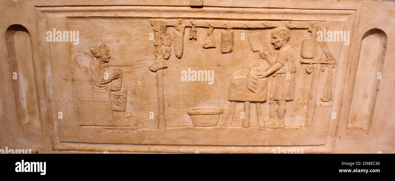Relief funéraire de Butcher, AD125-150. Un boucher est à l'œuvre dans son magasin ; différentes coupes de viande suspendu au-dessus ; sa femme assise tient une tablette de cire ; elle va les comptes du magasin. Elle porte une coiffure à la mode de la période d'Hadrianic. Le soulagement était probablement situé dans la façade d'un tombeau. Banque D'Images
