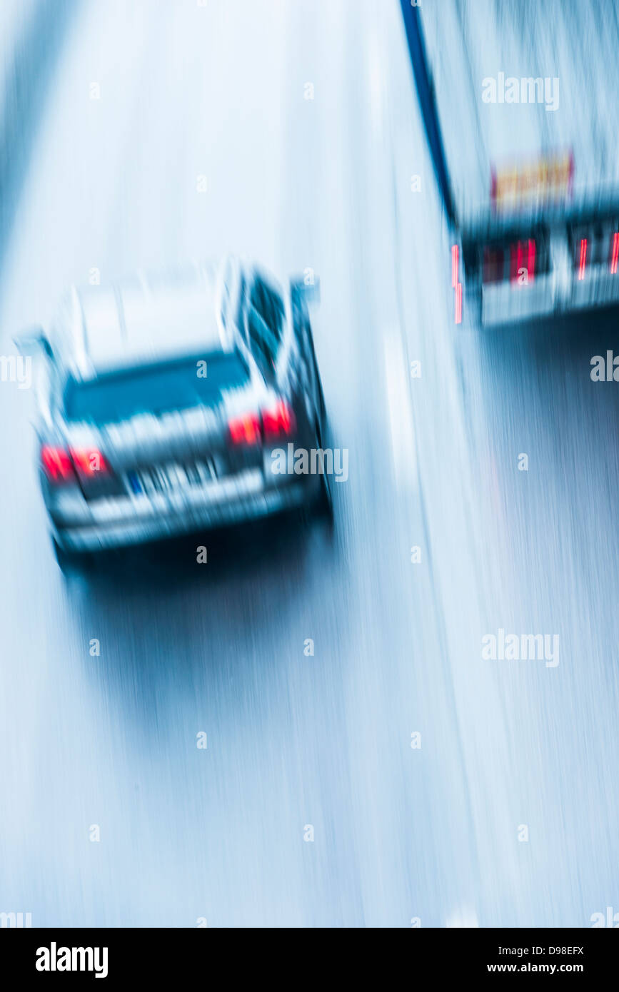 Blurred motion de voiture et camion sur autoroute à Stockholm, Suède Banque D'Images