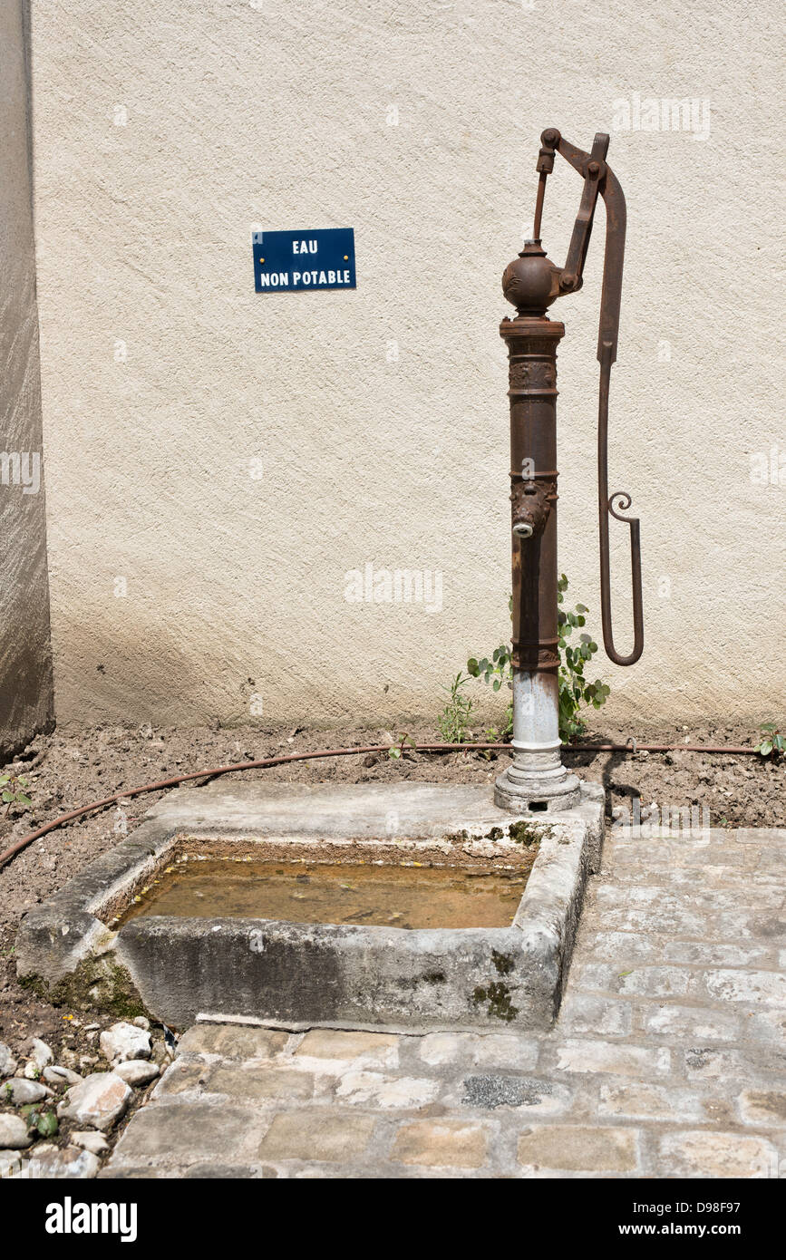 Une vieille pompe à eau rue Française Banque D'Images