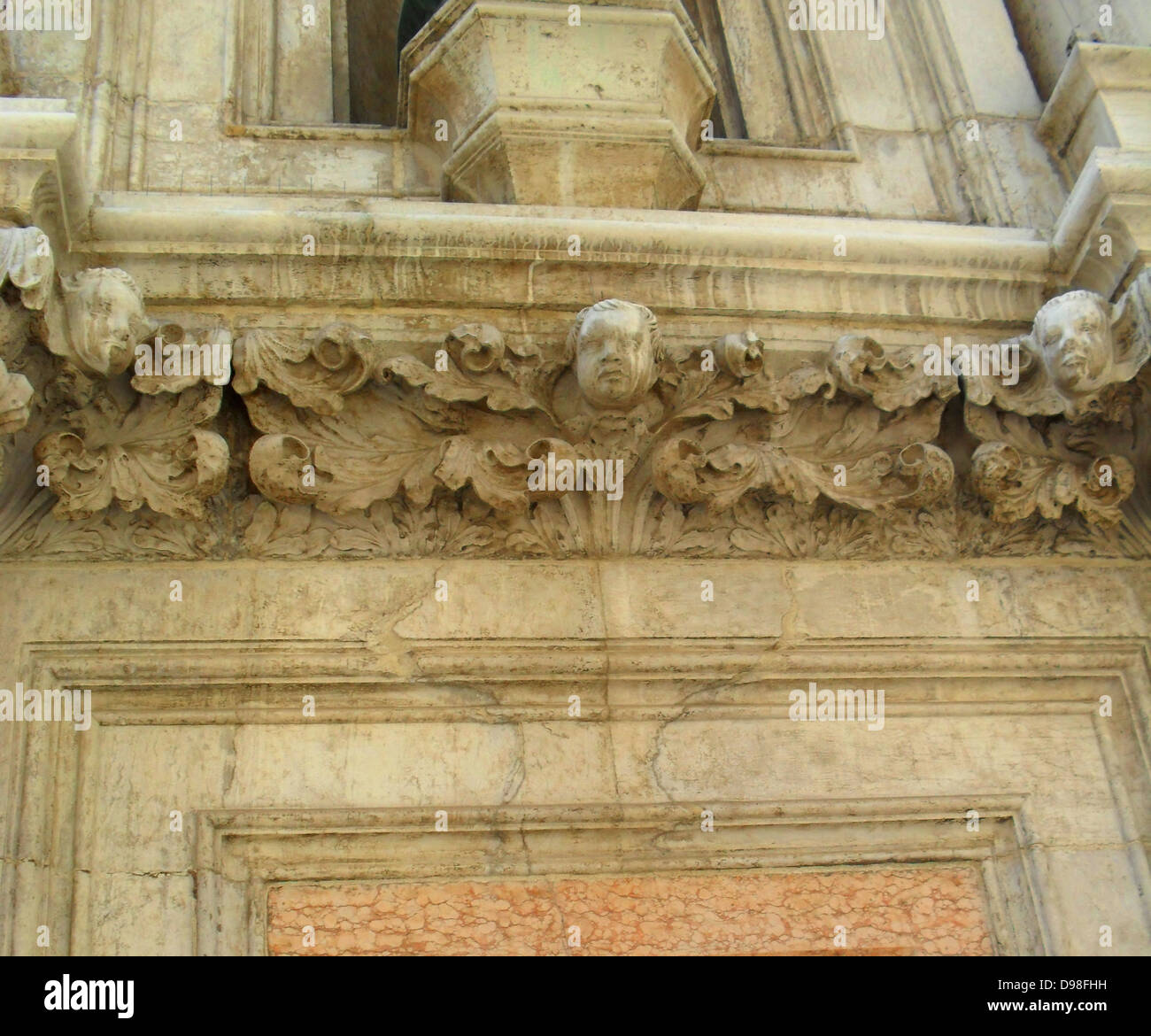 (Détail) architecturale sur la façade du palais des Doges à Venise, Italie. Le palais était la résidence du Doge de Banque D'Images