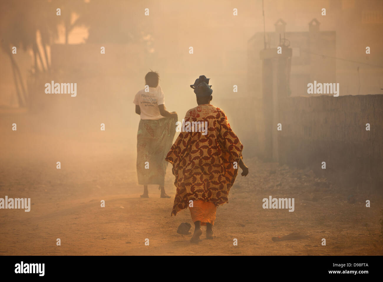 Nettoyage des femmes du village de Dionewar situé sur une île déserte dans l'embouchure du fleuve Saloum, Sénégal Banque D'Images