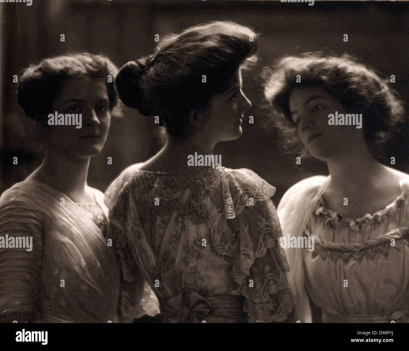Elias Goldensky (1867-1943) American portrait photographe. Portrait de trois femmes , ch. 1915 Banque D'Images Elias Goldensky (1867-1943) American portrait photographe. Portrait de trois femmes , ch. 1915 Banque D'Images