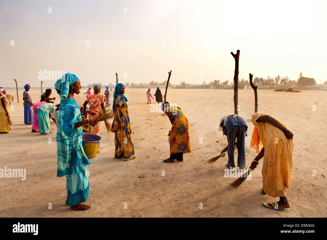 Nettoyage des femmes du village de Dionewar situé sur une île déserte dans l'embouchure du fleuve Saloum, au Sénégal. Banque D'Images