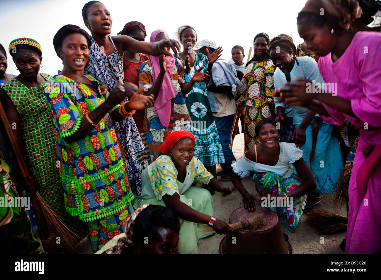 Nettoyage des femmes du village de Dionewar situé sur une île déserte dans l'embouchure du fleuve Saloum Banque D'Images